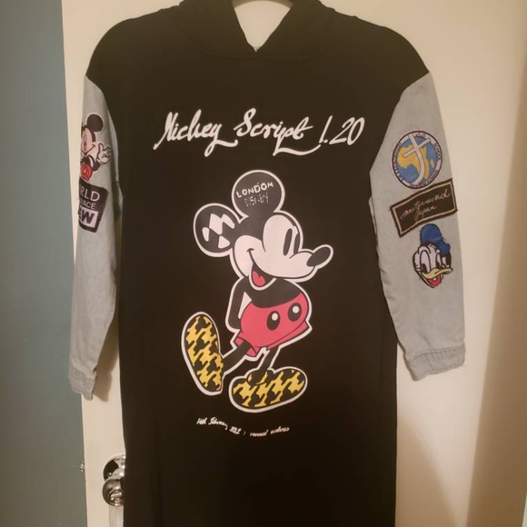 Unique Mickey Mouse Sweater - Picture 1 of 3